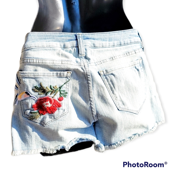 Arizona Jean Co Shortie Distressed Embroidered Floral Cut-off Shorts Size 3. - Picture 2 of 5